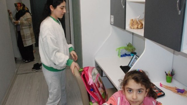 Öğrenci olarak kaldığı yurda, depremzede ailesiyle birlikte döndü