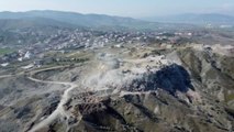 Depremde yıkılan binaların toplandığı enkaz alanı 