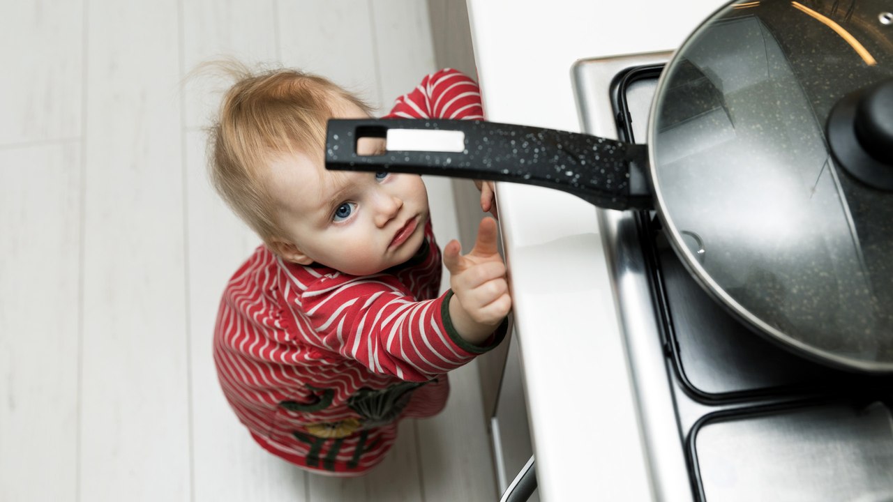 Kinder schützen: Gefahrenquellen im Zuhause, die Eltern vermeiden sollten