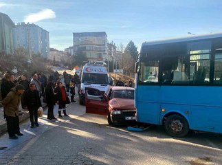 KÜTAHYA'DA HALK OTOBÜSÜ VE OTOMOBİL ÇARPIŞTI: 6 YARALI