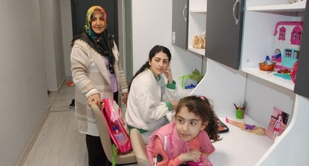 Kaldığı yurda depremzede olarak ailesiyle geldi