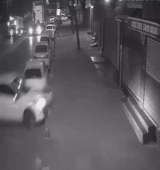 Sultangazi'de ilginç kaza: Çarptığı aracı kaldırıma itip yerine park etti