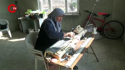 71 yaşında, depremzedeler için örgü makinesinin başına geçti