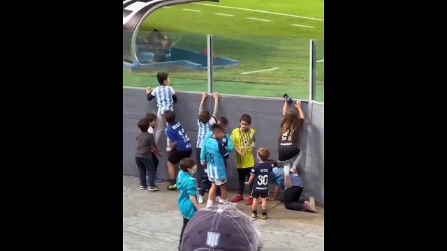 Des jeunes fans de foot prêts à tout pour voir le match