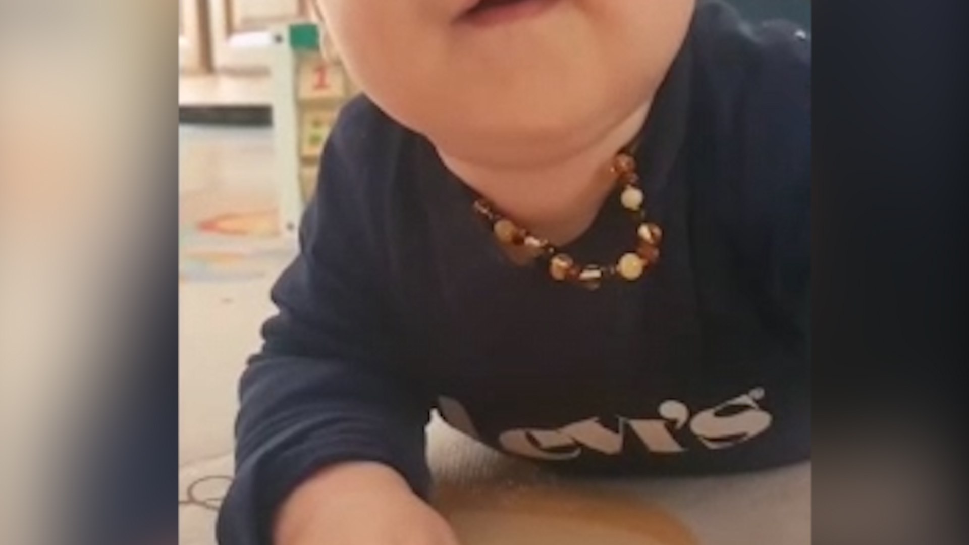 Pourquoi les colliers d'ambre « sont dangereux pour les enfants » - Vidéo  Dailymotion