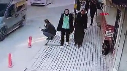 Pes artık! Kurtarma görevlisinin kıyafetlerini böyle çaldı