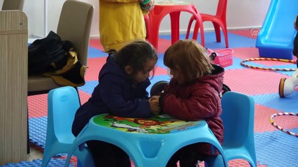 Depremzedeler Van'da afetin yaşattığı acıları unutmaya çalışıyor