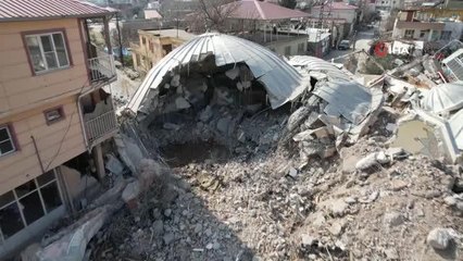 Depremde kubbesi ve minaresi yıkılan camii böyle görüntülendi