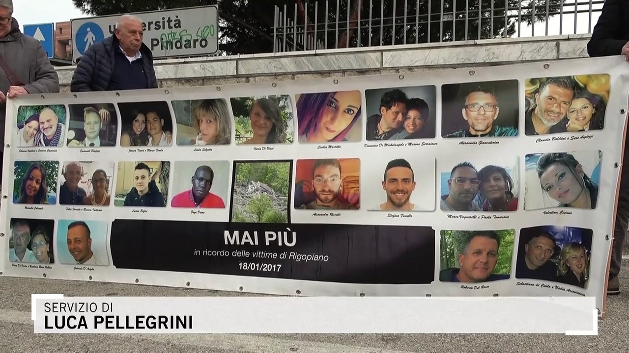 Sentenza Rigopiano, le foto delle vittime esposte in aula. I familiari: "Fiducia nel giudice"
