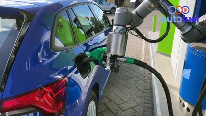 Finlândia testa robot capaz de abastecer carros com combustível
