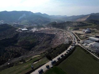 Enkaz taşıyan hafriyat kamyonlarının oluşturduğu kuyruk böyle görüntülendi