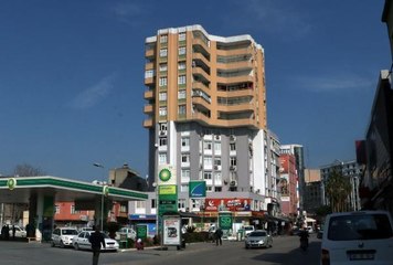 Adana'da tartışılan binadaki görüntü 'boya krizi' ile ortaya çıkmış