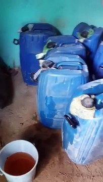 जबलपुर पुलिस ने पेट्रोल चोरों के यहां छापेमारी कर भारी मात्रा में पेट्रोल व एथनॉल बरामद किया