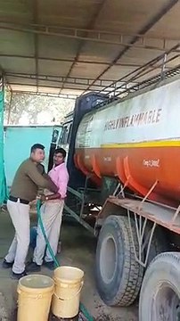 जबलपुर पुलिस ने पेट्रोल चोरों के यहां छापेमारी कर भारी मात्रा में पेट्रोल व एथनॉल बरामद किया