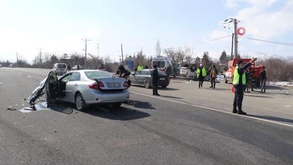 Elazığ'da iki araç kafa kafaya çarpıştı: 1 ölü, 4 yaralı