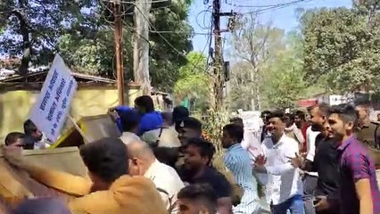 विधायक शैलेष के नहीं होने पर निज सचिव को सौंपा ज्ञापन