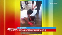 Padres de una unidad educativa optan por limpiar el desagüe para evitar más inundaciones por las lluvias