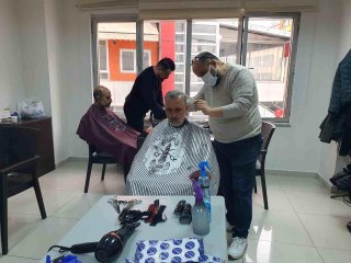Giresun'da berber ve kuaförler depremzedelere ücretsiz hizmet veriyor