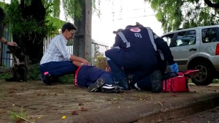 Homem convulsiona no rua e é socorrido por populares e Samu