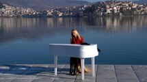 Uçan piyanist bu kez gölün üzerinde konser verdi