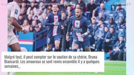 Download Video: Neymar enlacé avec sa belle Bruna : baiser langoureux pour (encore) oublier ses soucis