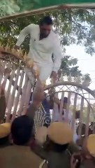 आ​खिर क्यों आमने-सामने हुए किसान और पुलिस