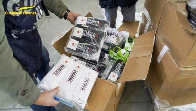 Falsi capi di abbigliamento in un hub di spedizione: blitz della Guardia di Finanza (23.02.23)