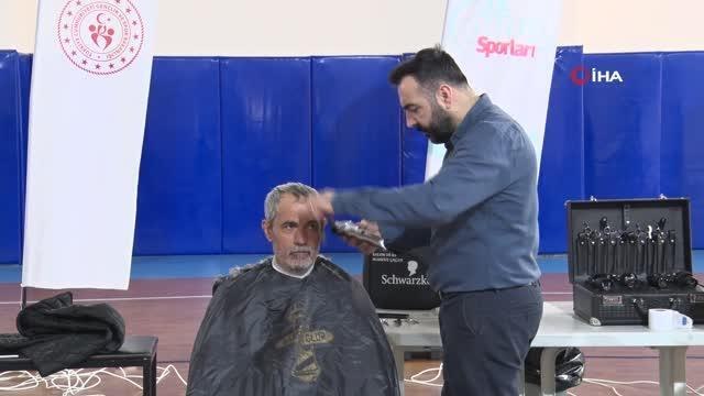 Gönüllü berber ve kuaförler, depremzedeleri tıraş etti