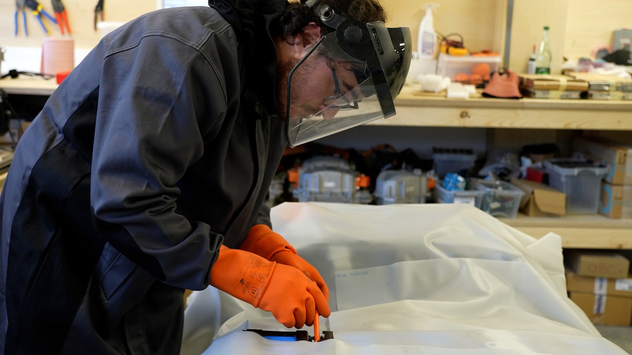 "J'ai connu les 2CV et les 4L..." : ce garage ne répare que les véhicules électriques