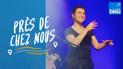 Périnne est chansigneuse, elle chante avec ses doigts