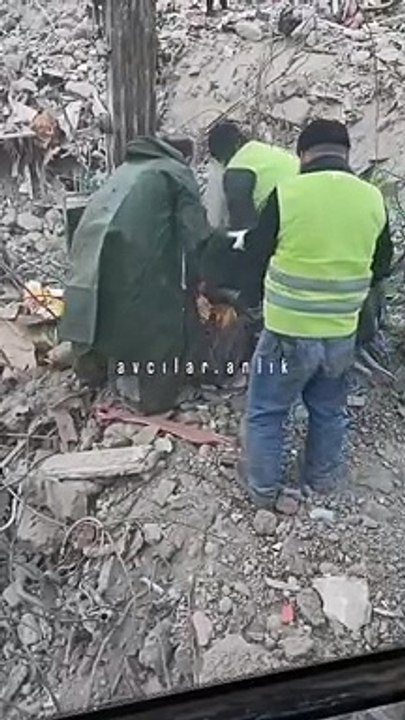 Kahramanmaraş'ta enkaz altında bir çanta altın bulundu!
