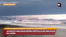 Apareció una gran esfera metálica en una playa de Japón
