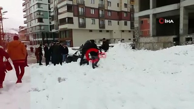 Çatıdan düşen kar kütlesi otomobili parçaladı