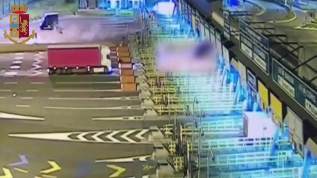 Tamponamento mortale al casello, le immagini del tremendo impatto