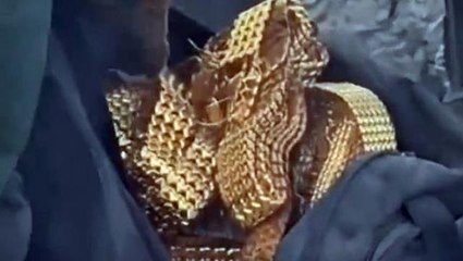 Enkaz altında bir çanta dolusu altın kemer bulundu! Şimdi herkes aynı soruyu soruyor