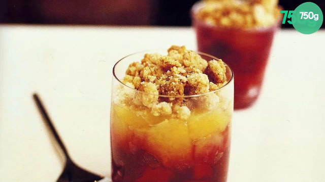 Crumble d'été aux pommes et aux fruits rouges