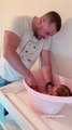 Marco Costa mostra-se a dar banho à filha