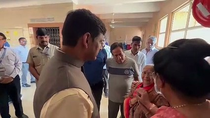 परिवार के लोगों से मुलाकात करते महापौर पुष्यमित्र भार्गव