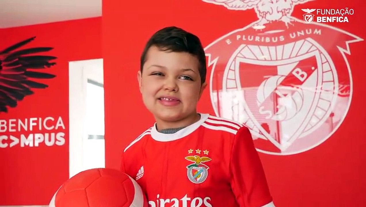 Jovem adepto do Benfica