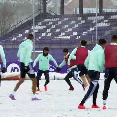 Larin disfruta con la nieve en el entrenamiento del Real Valladolid