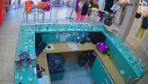 Homem armado invade e rouba loja de roupas na Ponta Verde