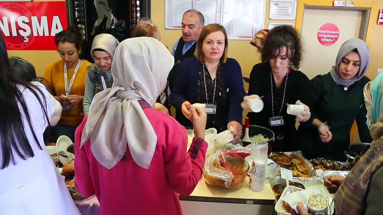 Van'da sağlık çalışanları depremzedeler yararına kermes düzenledi