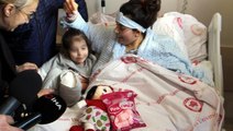 Depremde 2 çocuğunu kaybeden anne ile hayatta kalan tek kızı hastanede buluştu! Miniğin ilk sözleri yürekleri yaktı