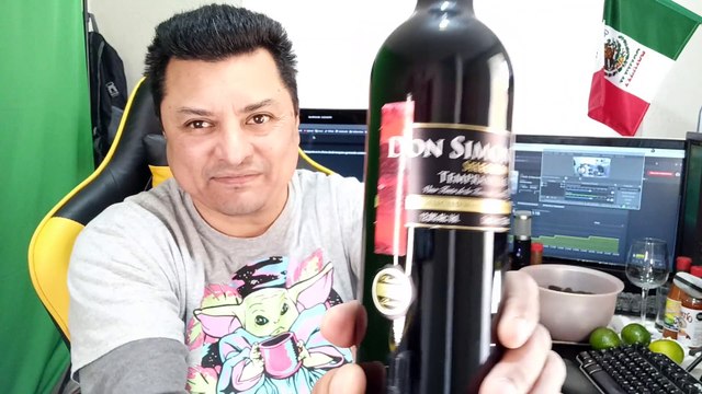 abriendo una botella de vino tinto don simon licor importado de españa seleccion tempranillo