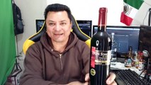 Abriendo una botella de vino tinto don Simón de España delicioso sabor y aroma seco importación