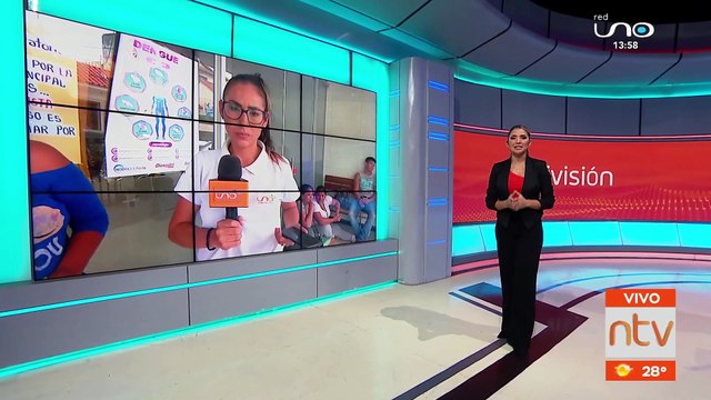 De rodillas una madre pide ayuda a las autoridades para salvar la vida de su hijo