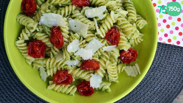 Pâtes spirelli au pesto de ciboulette, basilic, tomates cerise confites et parmesan