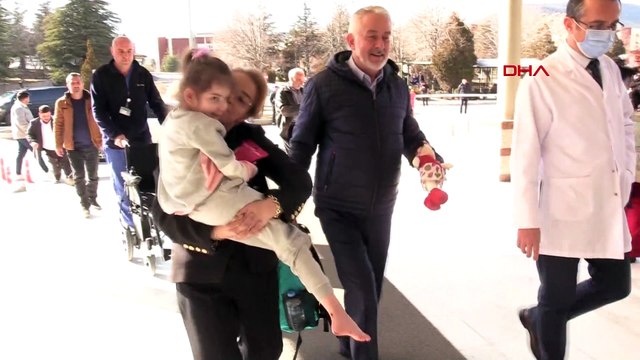 İki kızını depremde kaybeden anne hayatta kalan tek kızı ile buluştu! Anne bak sana ne getirdim