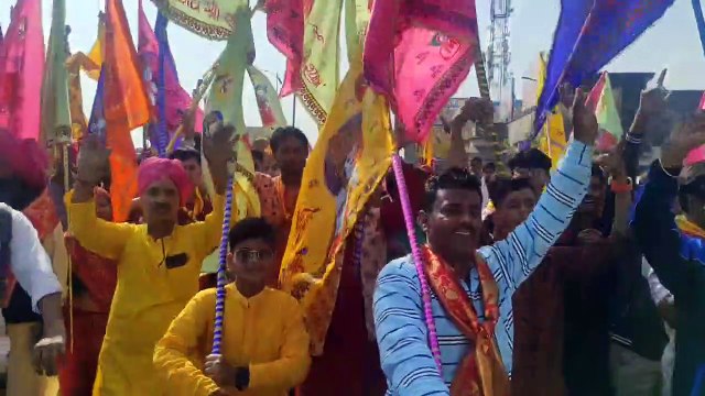 निशान लेकर नाचते गाते खाटू रवाना हुए श्याम भक्त