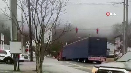 Trenin tırı biçtiği korkunç kaza!